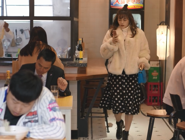 同样是校对女孩,李校和河野悦子哪个更时尚?