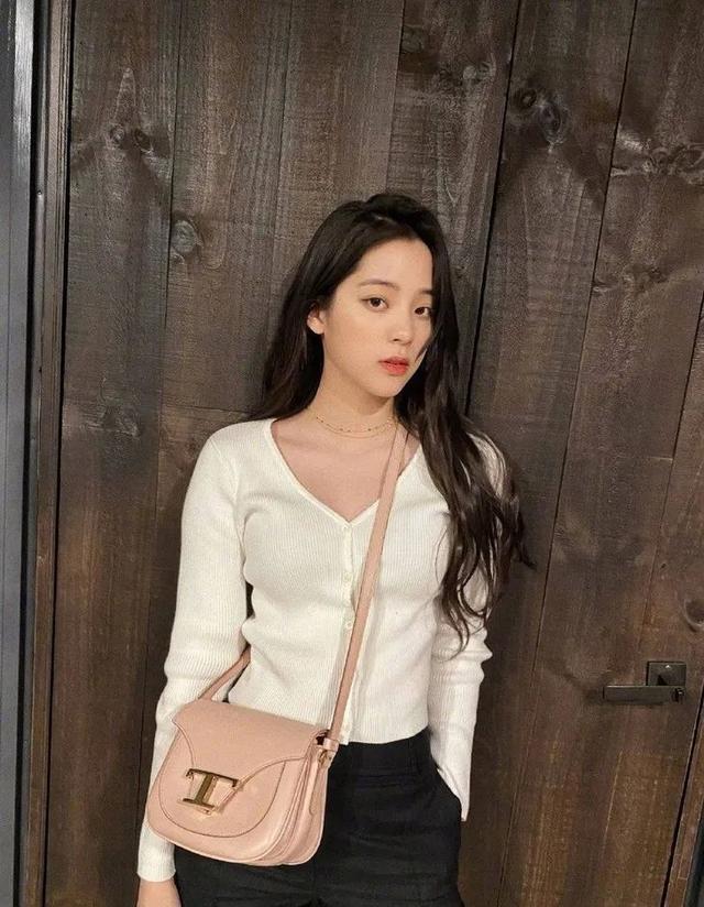 欧阳娜娜只是短暂地做了一下BM女孩,但这件打底衫她会爱很久