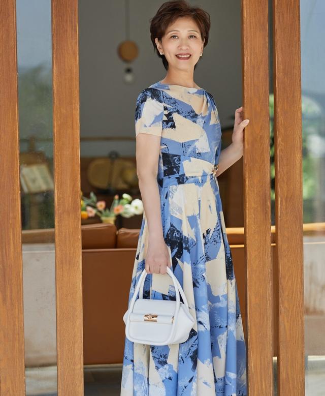 为什么女人过了五十岁更爱短发?看看她们就知道,利落又有气质