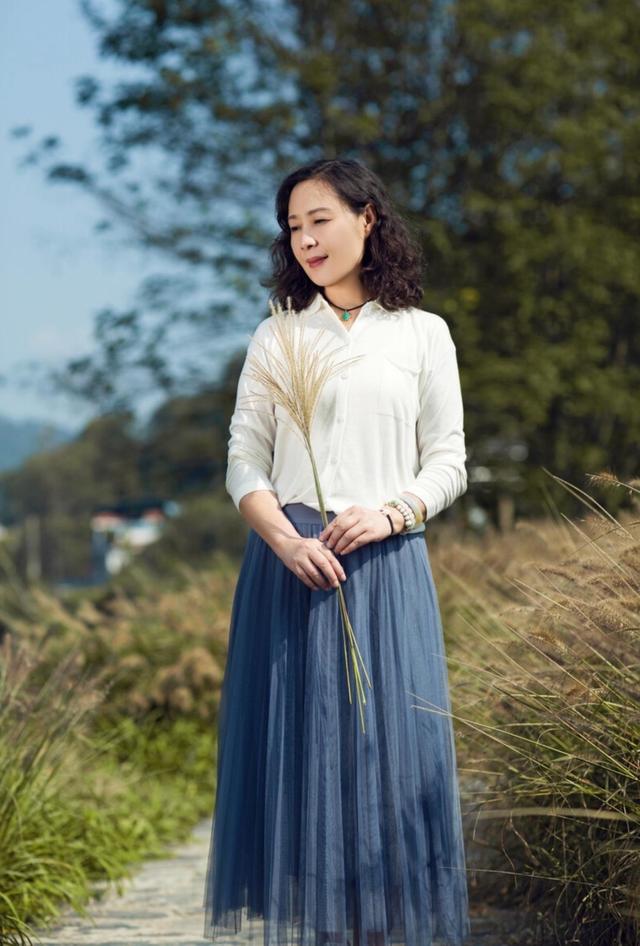 中年女士拍照姿势推荐，8个姿势必须掌握，拍照自然有气质