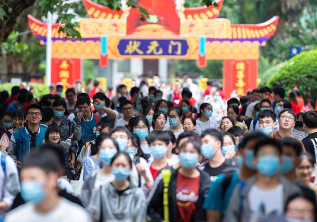 全炫宇三考北大背后的衡中复读班:一年学费最低25000元 跨省考生约两成
