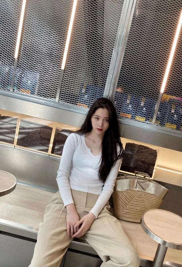 欧阳娜娜只是短暂地做了一下BM女孩,但这件打底衫她会爱很久