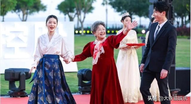 恭喜!女星红毯斗艳“风向”变了,捂得严实还艳压群芳,才是真美