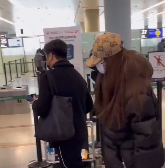 宣布离婚两个多月后,王岳伦带美女现身机场,前妻李湘低调庆生