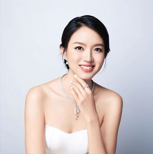 她被誉为“中国第一美女”,拒绝嫁给有钱人,35岁被宠成小公主