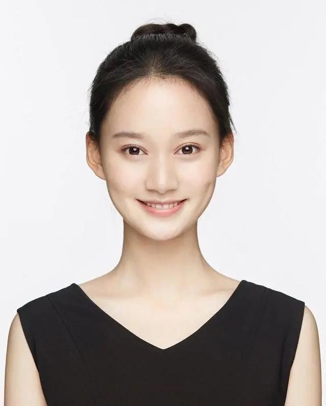 今夏的一匹黑马!她的“艺考形体照”被疯传,这个叫夏梦的女孩火了