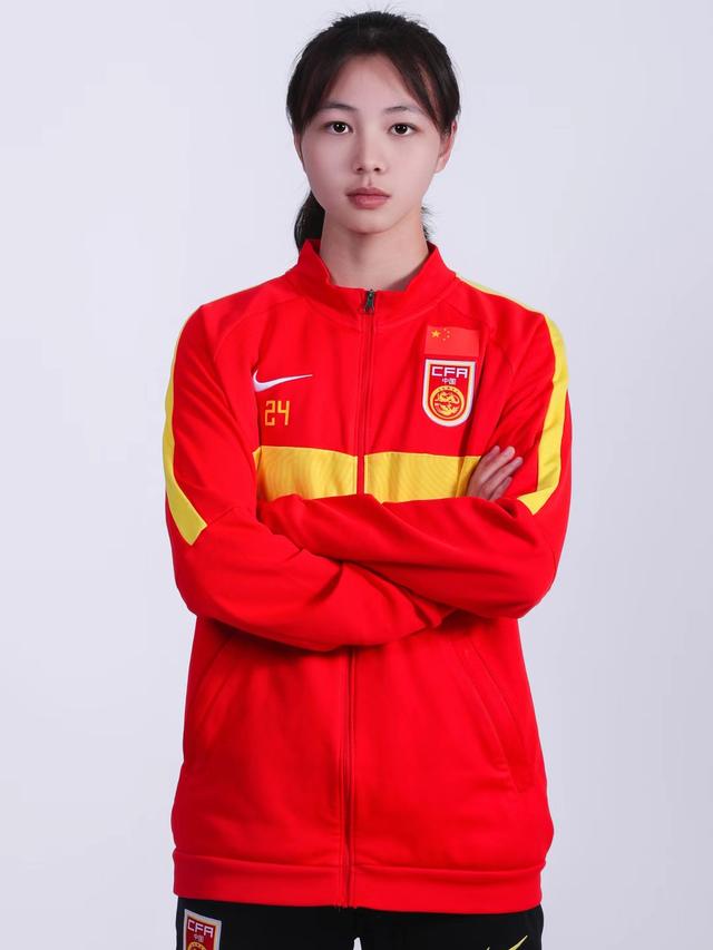 绿茵场上的铿锵玫瑰,龙岗这名16岁女孩“火出圈”