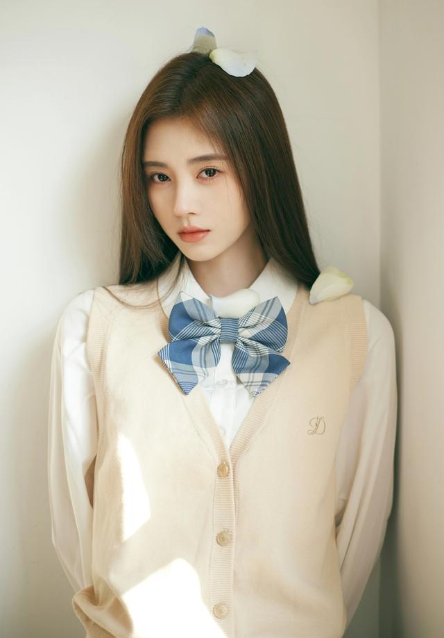 “四千年美女”鞠婧祎,纯欲校园风,那些年我们一起追的女孩