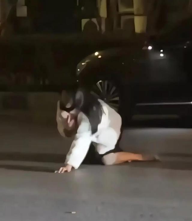 妙龄女子当街脱裤子,为哪般?