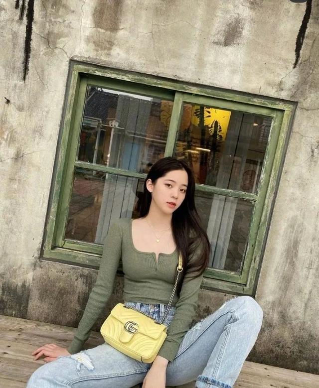 欧阳娜娜只是短暂地做了一下BM女孩,但这件打底衫她会爱很久