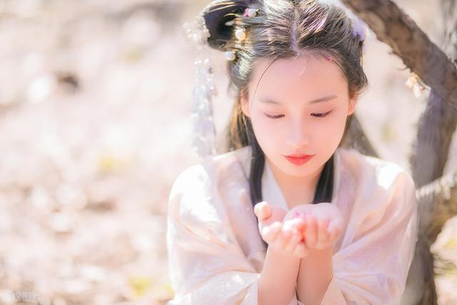 女人想玩玩你的感情时,都会在那些方面体现