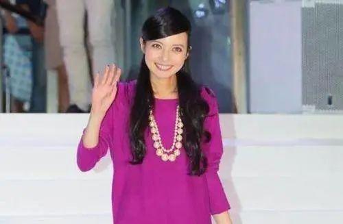17岁男孩与38岁干姨错爱,被发现后跳楼,我们的孩子怎么了?