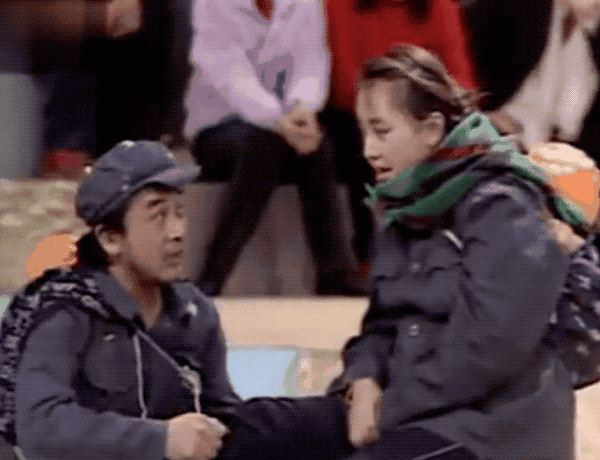 妙龄女子当街脱裤子,为哪般?