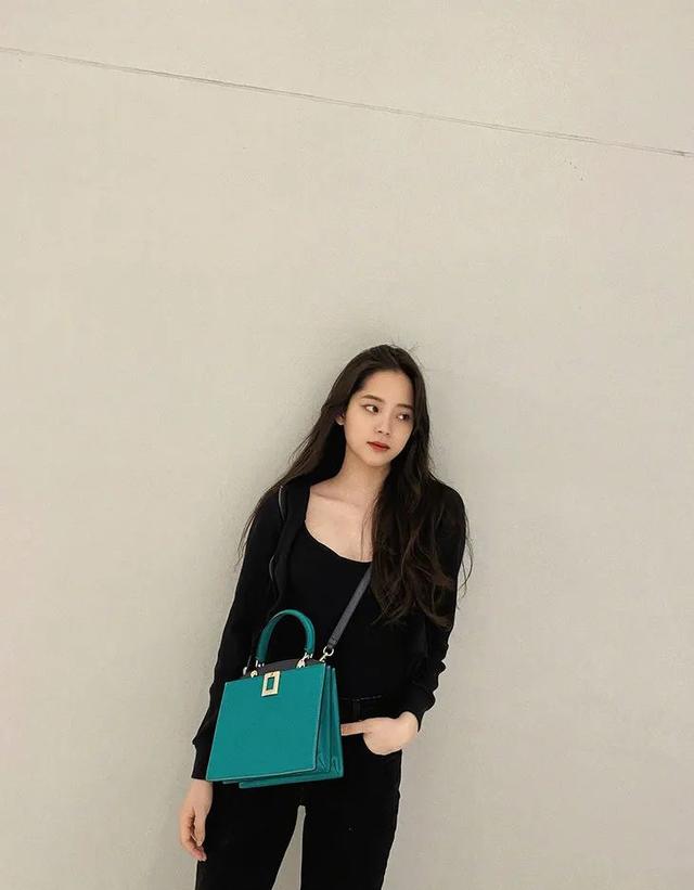 欧阳娜娜只是短暂地做了一下BM女孩,但这件打底衫她会爱很久