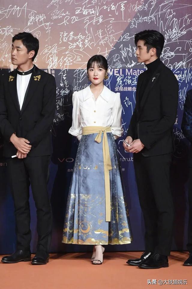 恭喜!女星红毯斗艳“风向”变了,捂得严实还艳压群芳,才是真美