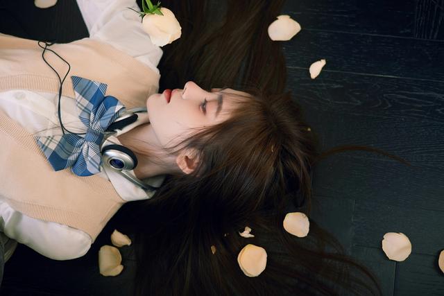 “四千年美女”鞠婧祎,纯欲校园风,那些年我们一起追的女孩
