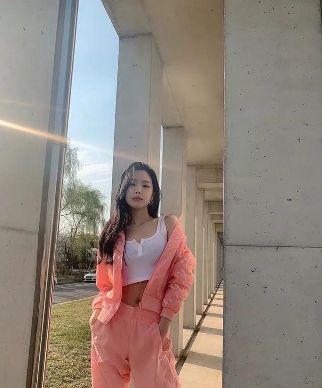 欧阳娜娜只是短暂地做了一下BM女孩,但这件打底衫她会爱很久