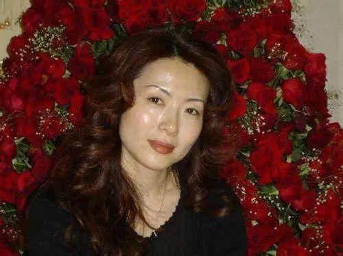 17岁男孩与38岁干姨错爱,被发现后跳楼,我们的孩子怎么了?
