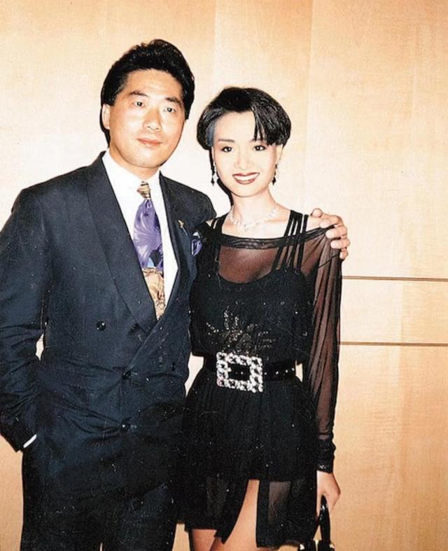 身形消瘦!香港名女星现身好友聚会,胸前肋骨凸出仍难掩傲人身材