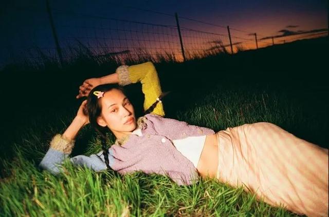 欧阳娜娜只是短暂地做了一下BM女孩,但这件打底衫她会爱很久