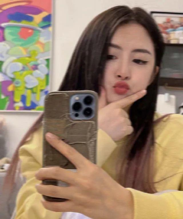 美女篮球主播小南晒照,黄色衣服吸睛,本人美到糊掉了