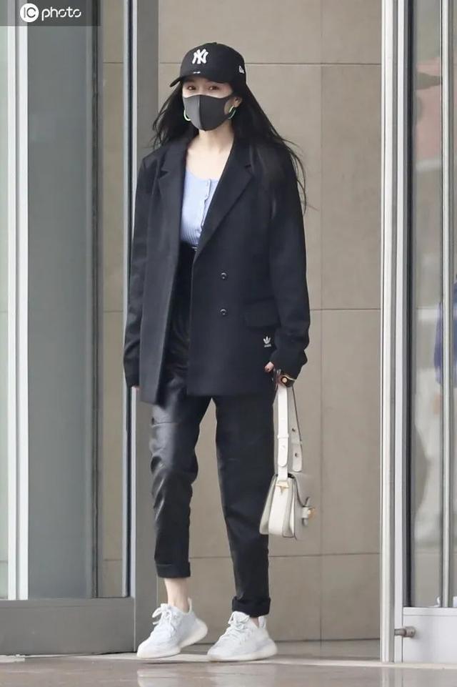 欧阳娜娜只是短暂地做了一下BM女孩,但这件打底衫她会爱很久