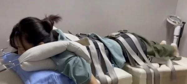 42岁张静初晒美照,身材妖娆尖下巴吓人,女明星身材管理太过火