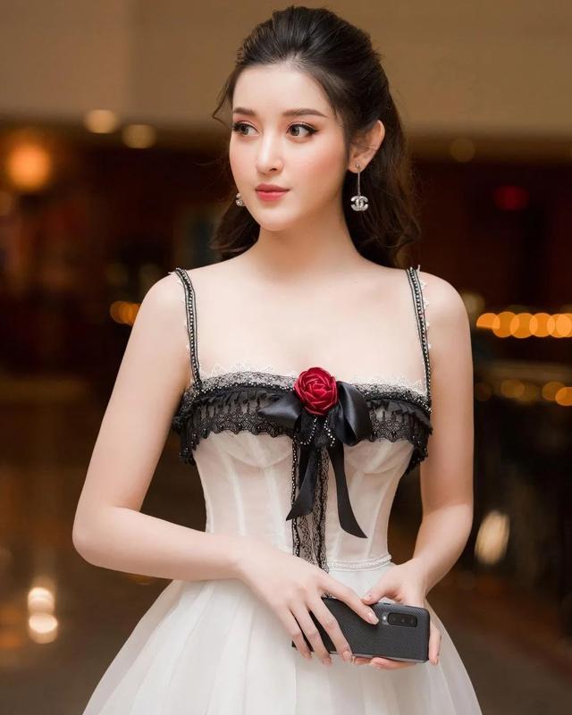 越南第一美女,热巴的脸柳岩的胸关晓彤的腿!她是怎么锻炼的?