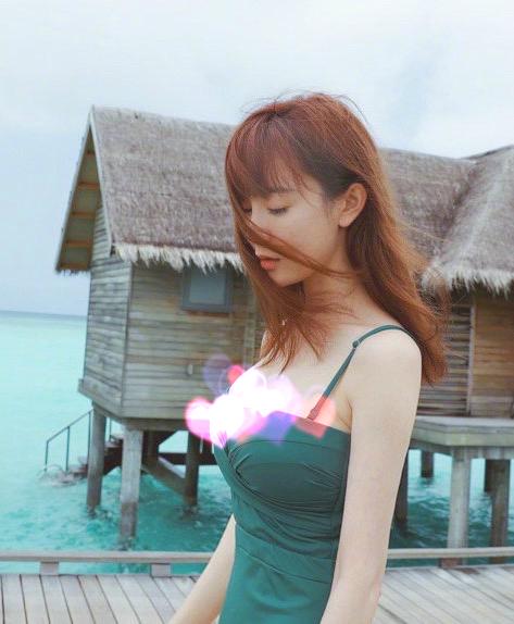 张檬频繁秀身材?绿色开口泳衣身材一览无余,穿旗袍堪称人间尤物