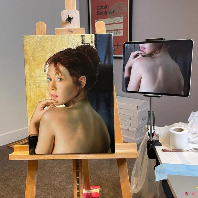 这位大神专画美女人体30年,作品因太逼真写实,被质疑是照片!
