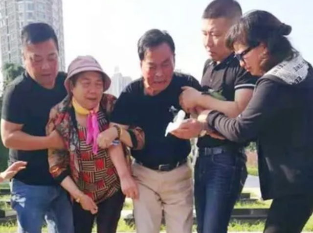 她23岁为国牺牲,父亲哭瞎了双眼,弟弟苦寻64年后在墓地痛哭
