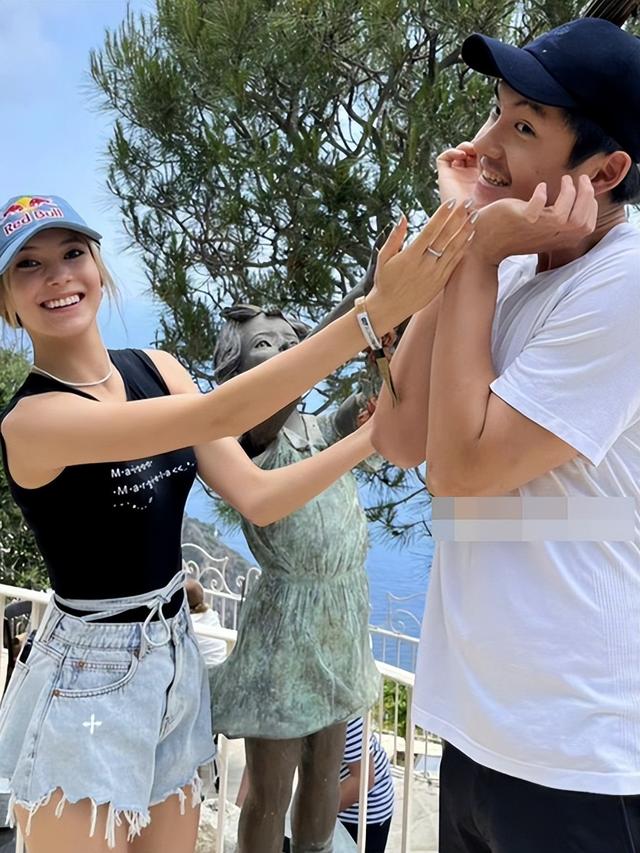 谷爱凌度假晒照,穿牛仔短裤一双长腿无处安放,合照身高对比强烈