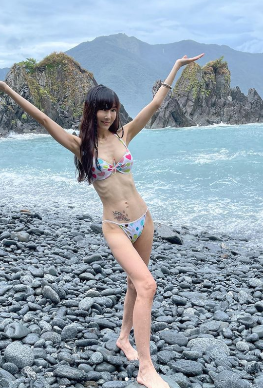 55岁女模特瘦成“排骨精”,穿比基尼大秀事业线,腰间骨骼太抢镜