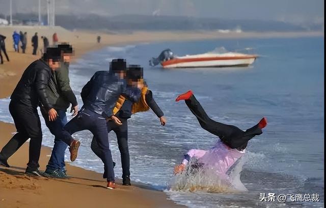 新娘结婚被多名男性亲友亲脸打屁股 婚闹?还是耍流氓?