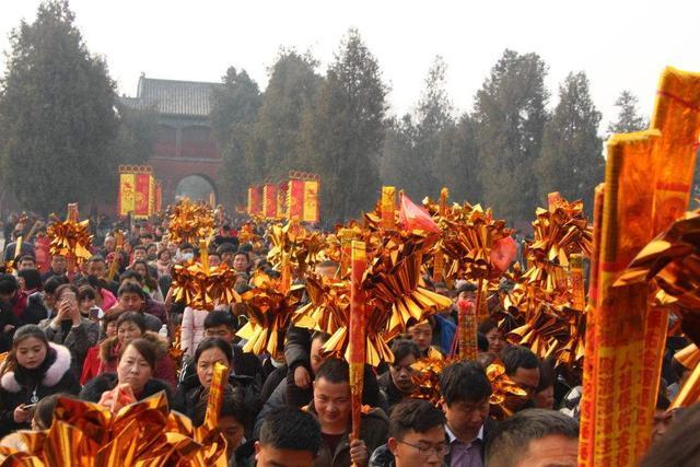 河南最有“女人缘”的石头,只是两指大的小洞,受到众多女性抚摸