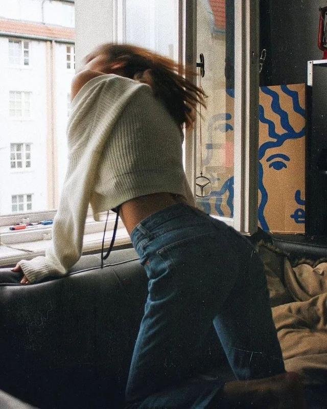 欧阳娜娜只是短暂地做了一下BM女孩,但这件打底衫她会爱很久