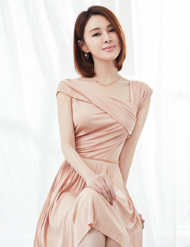她是佟大为的妻子,今穿裸粉色连衣裙嫩如少女,同框女儿更像姐妹