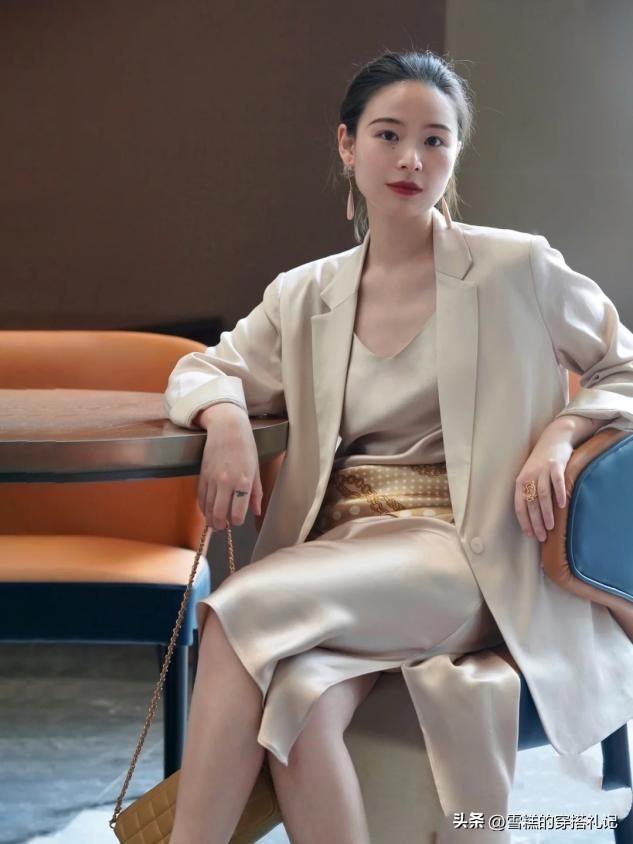 皮肤偏黄偏黑的女人,少穿大红大绿!换成这些“高级色”,真洋气