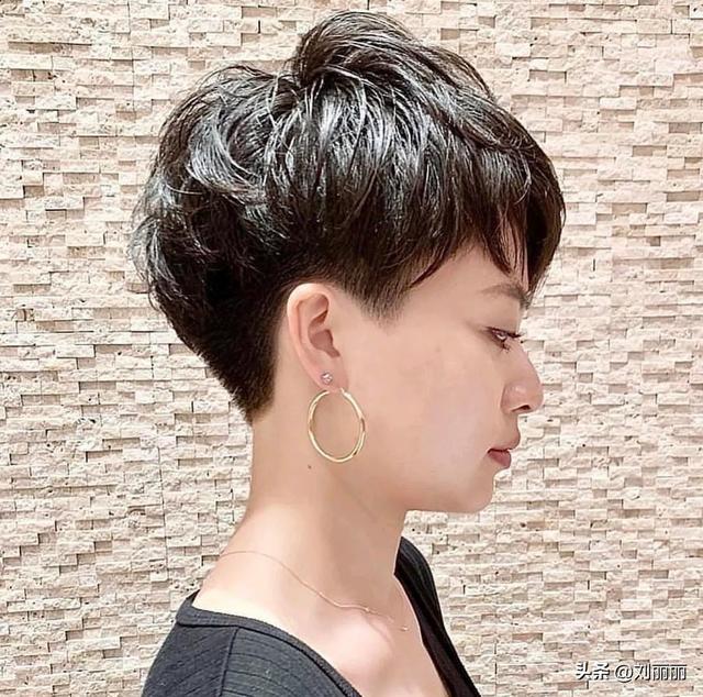立体层次、波波头、狼尾、锁骨烫,你的发型选对了吗