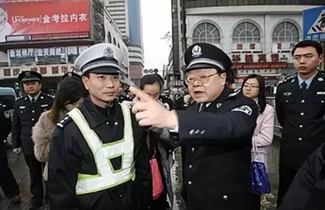 “打黑局长”文强堕落史:霸占女警花10年,被捕时家中发现2000万