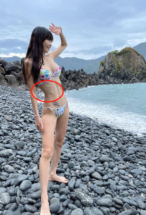 55岁女模特瘦成“排骨精”,穿比基尼大秀事业线,腰间骨骼太抢镜