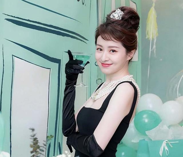 香港知名女星爱上空中瑜伽,大秀丰满好身材,因裙子太透疑走光