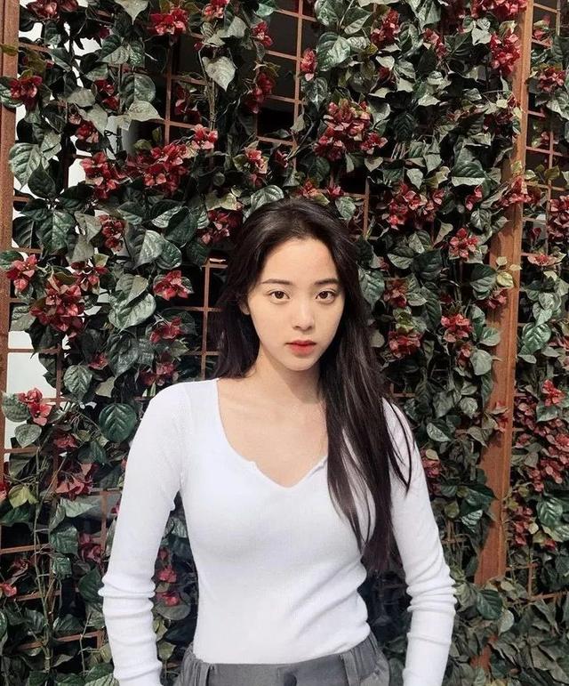 欧阳娜娜只是短暂地做了一下BM女孩,但这件打底衫她会爱很久