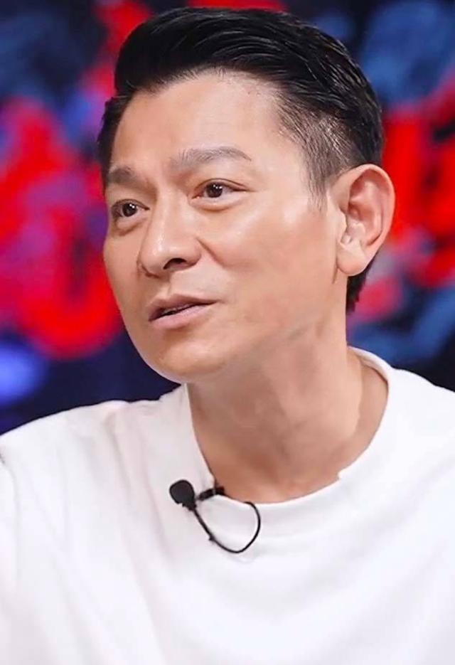 娱乐圈又出丑闻,知名导演和夜店女性发生关系,拍视频让女方舔脚