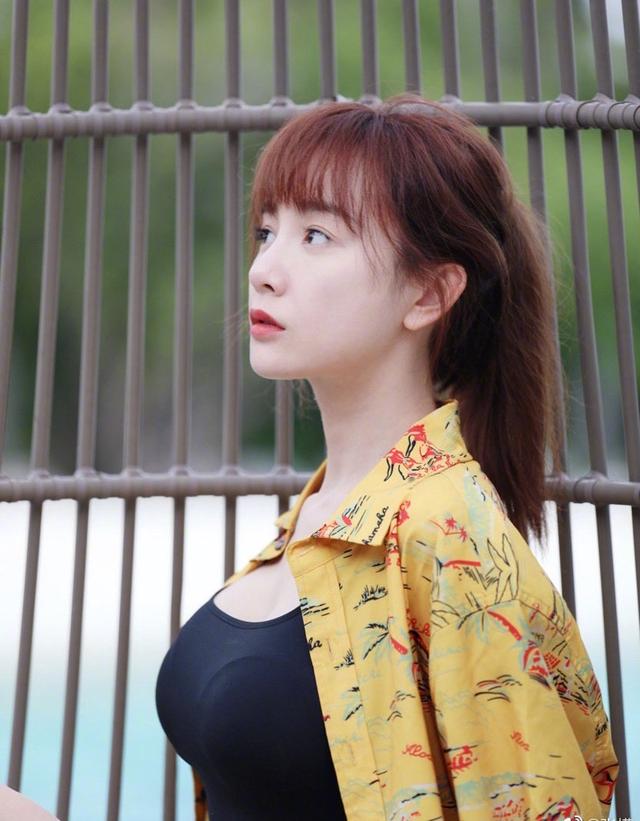张檬频繁秀身材?绿色开口泳衣身材一览无余,穿旗袍堪称人间尤物