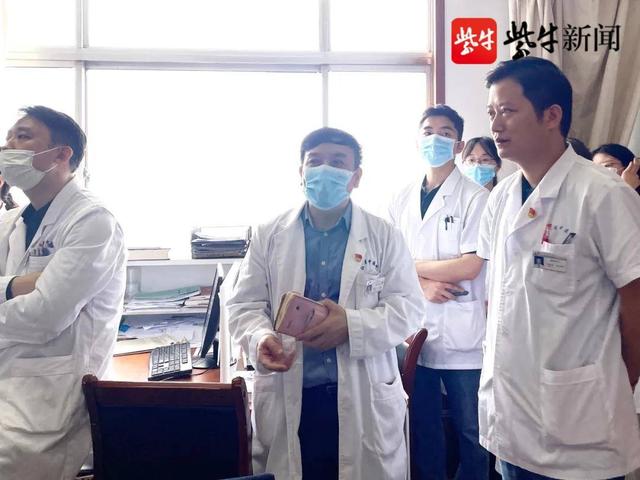 14岁女孩乳房“疯狂”发育,大如篮球