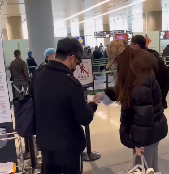 宣布离婚两个多月后,王岳伦带美女现身机场,前妻李湘低调庆生
