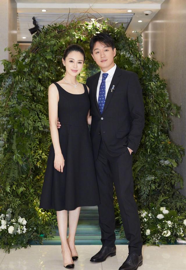 她是佟大为的妻子,今穿裸粉色连衣裙嫩如少女,同框女儿更像姐妹