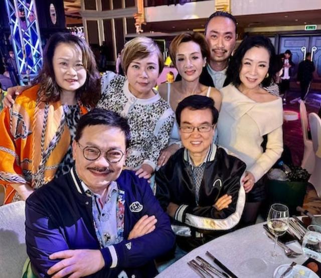 身形消瘦!香港名女星现身好友聚会,胸前肋骨凸出仍难掩傲人身材