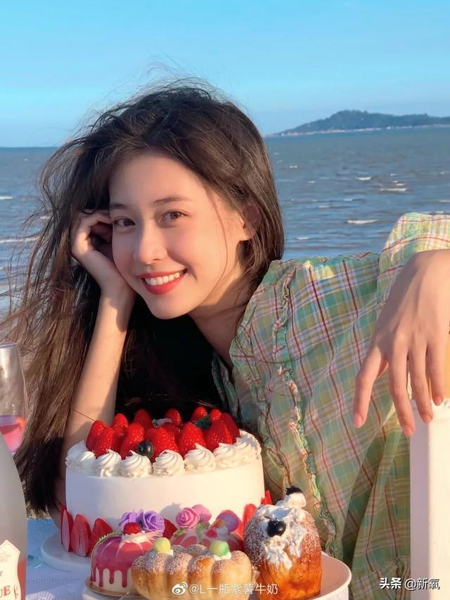 这张忧郁的甜妹脸,随便一张都是会被美少女们拿来做头像的程度